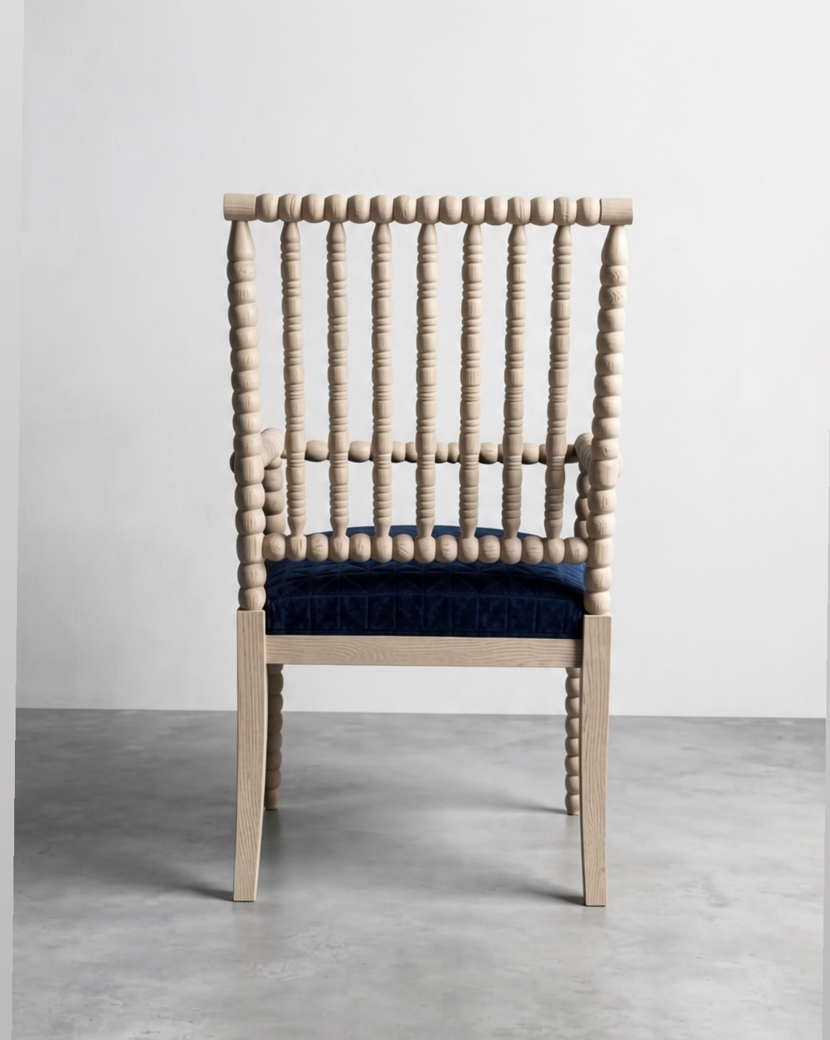 Silla artesanal de diseño europeo.